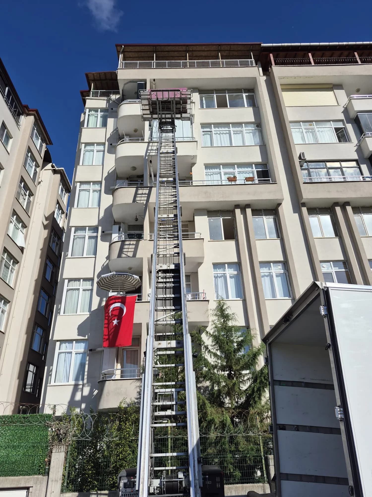 Balkon hizasına kadar yükseltilmiş dış cephe taşıma asansörü