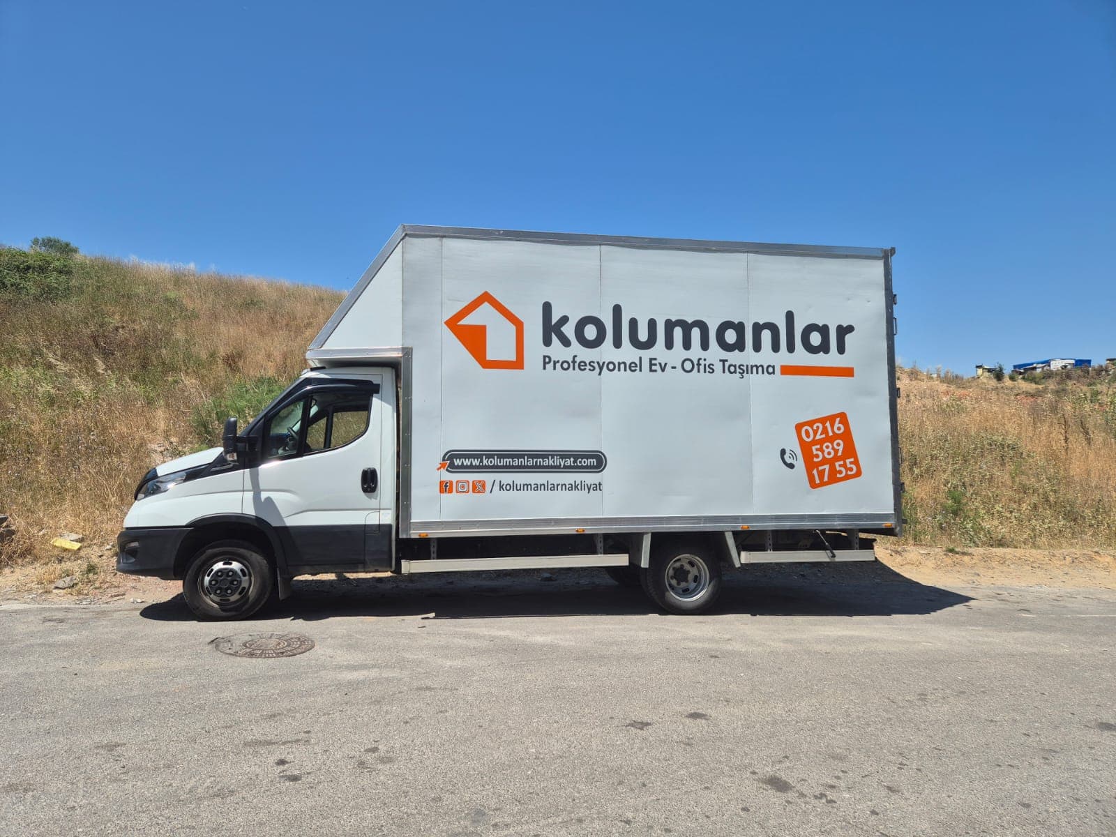 Kolumanlar Nakliyat'a ait kapalı kasa taşıma aracı