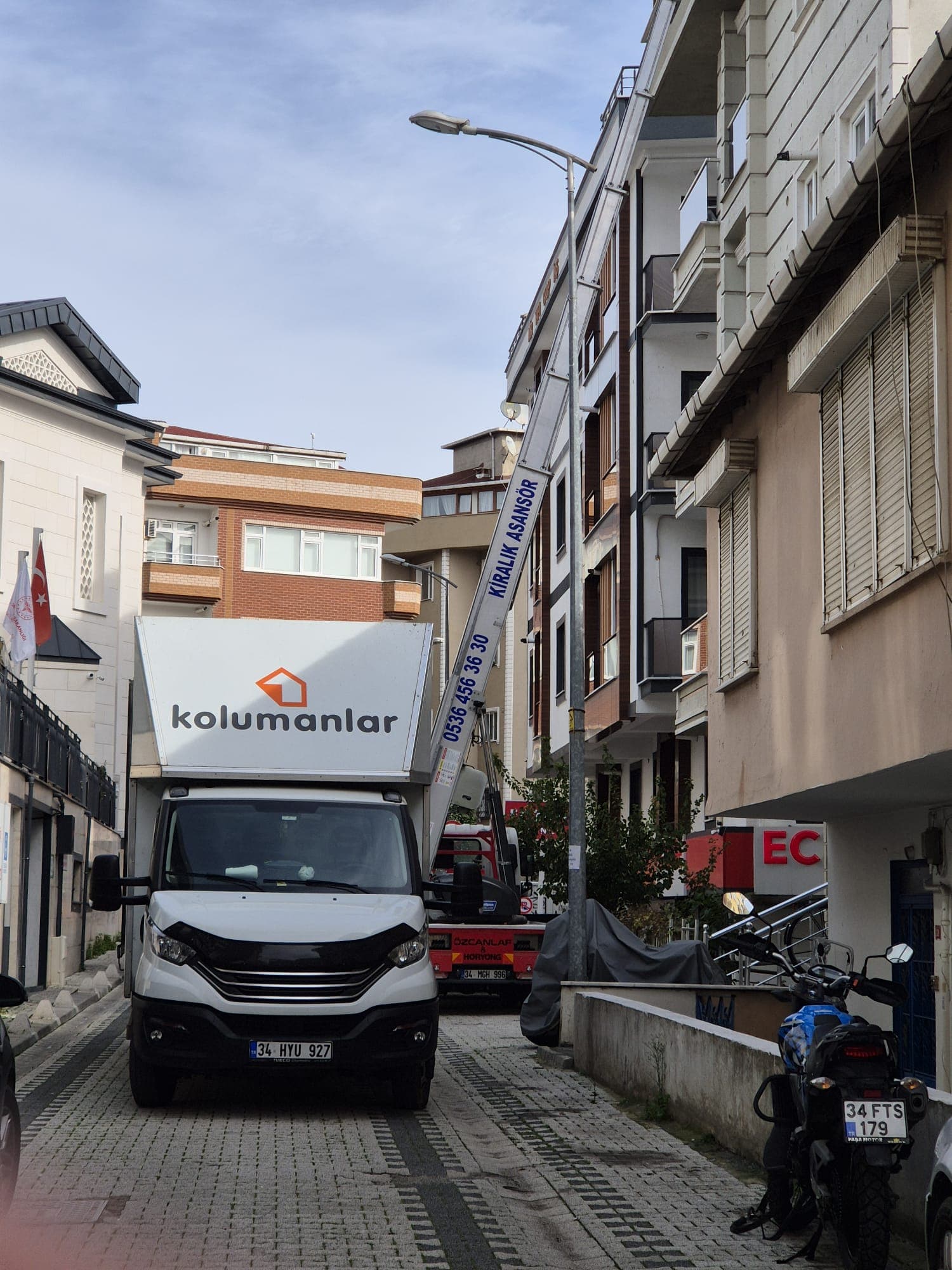 Apartman önündeki nakliye aracı ve dış cephe taşıma asansörü