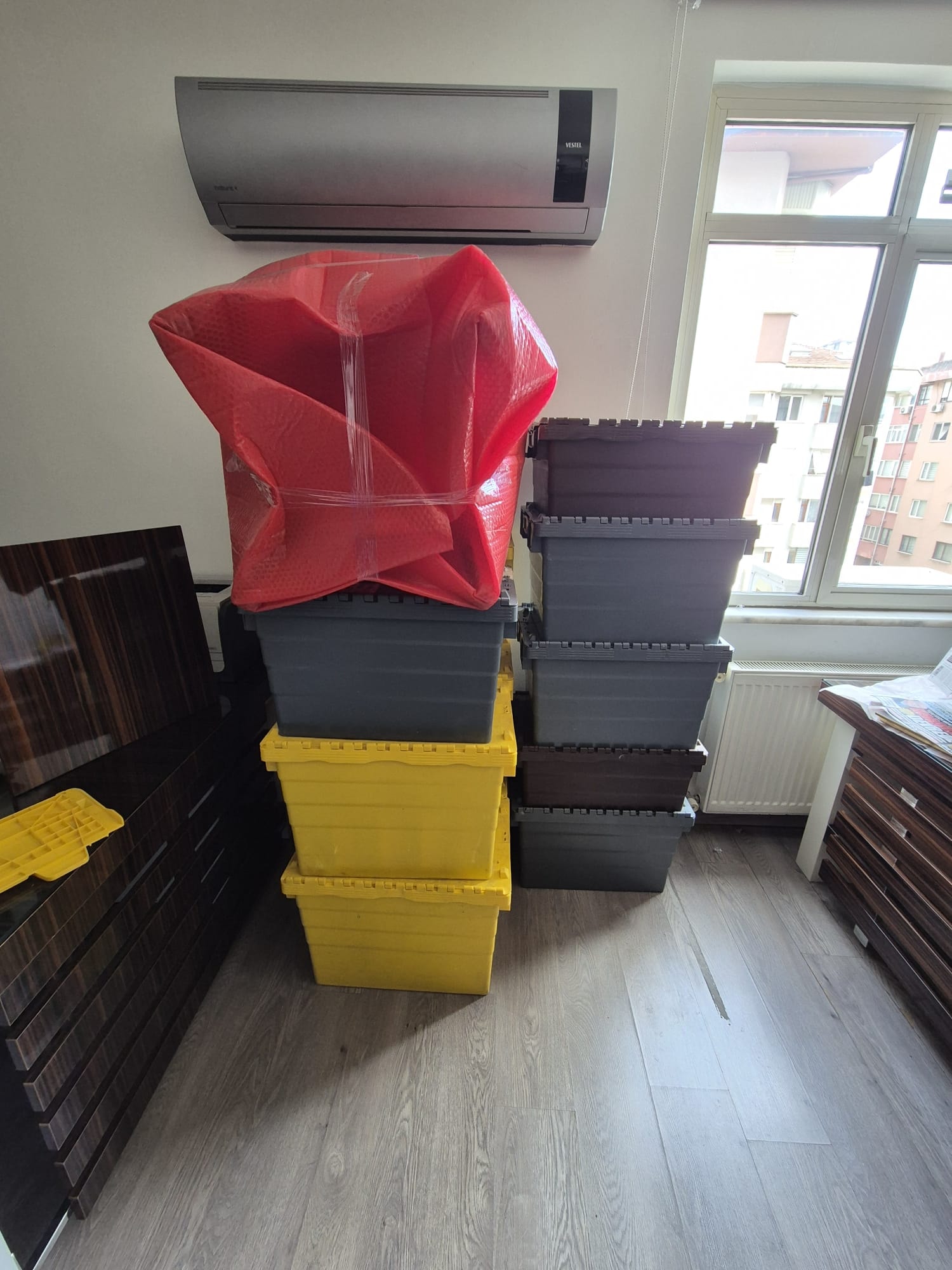 Kapaklı taşıma kutuları ve ambalajlanmış ofis eşyaları