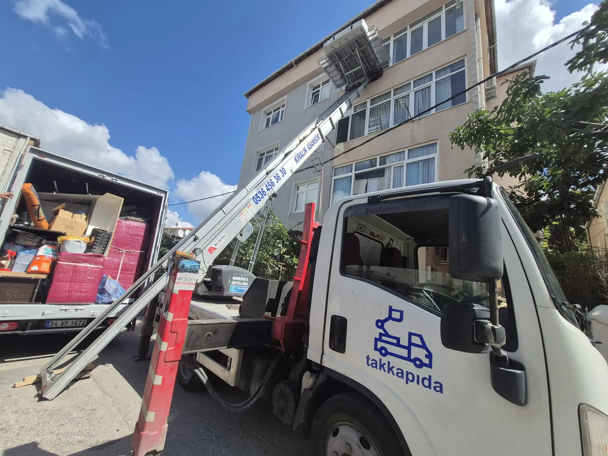 Binaya kurulan eşya taşıma asansörü ve yükleme alanı